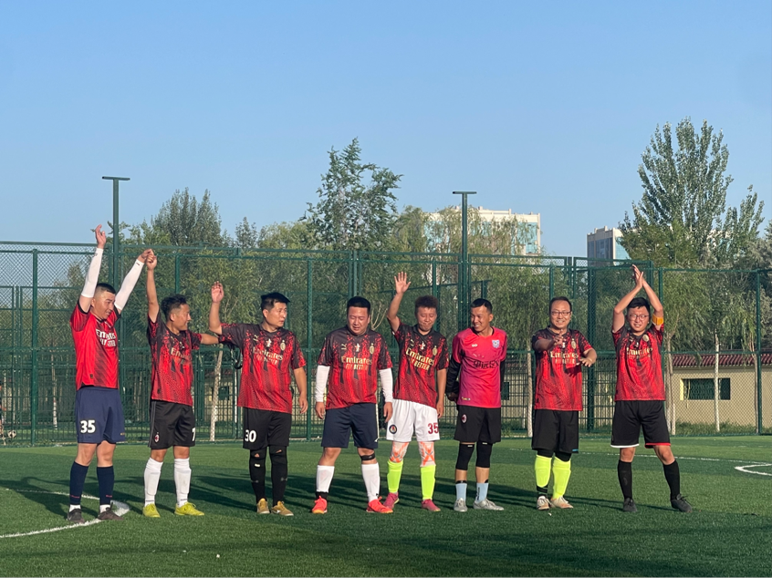 惊险比分获胜，球队勇往直前的简单介绍