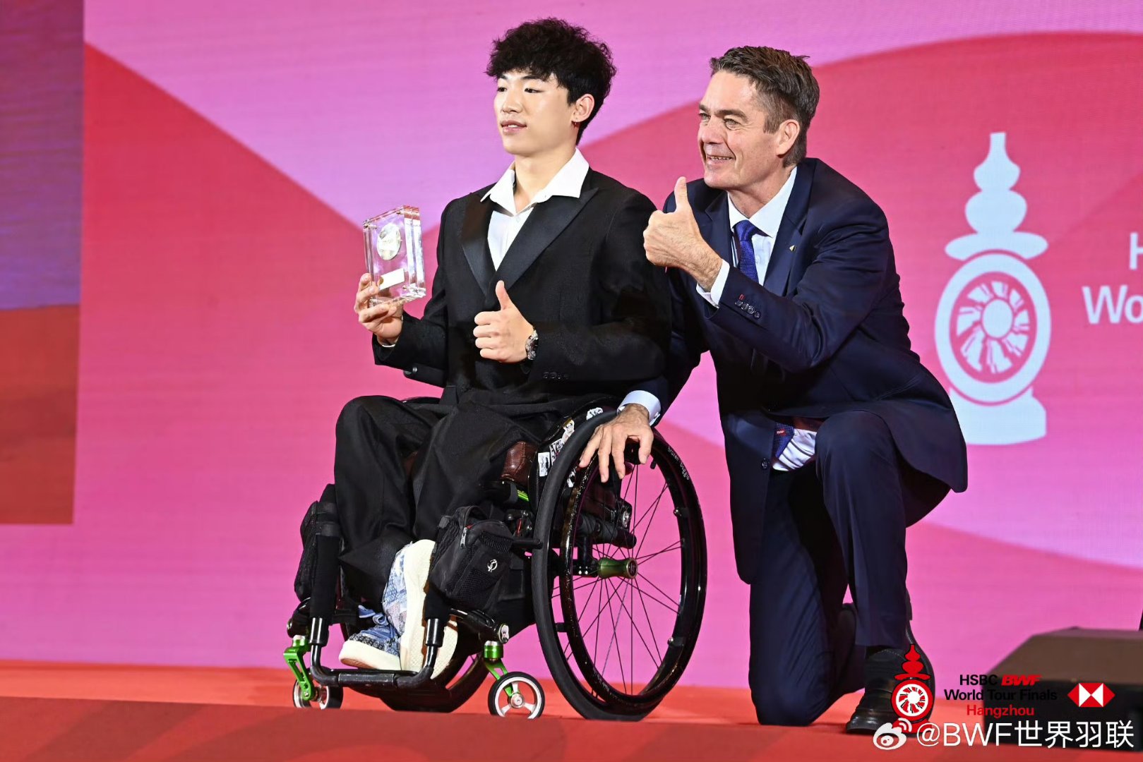 关于赛场浪漫一瞬凝固，运动员实现完美腾飞的信息