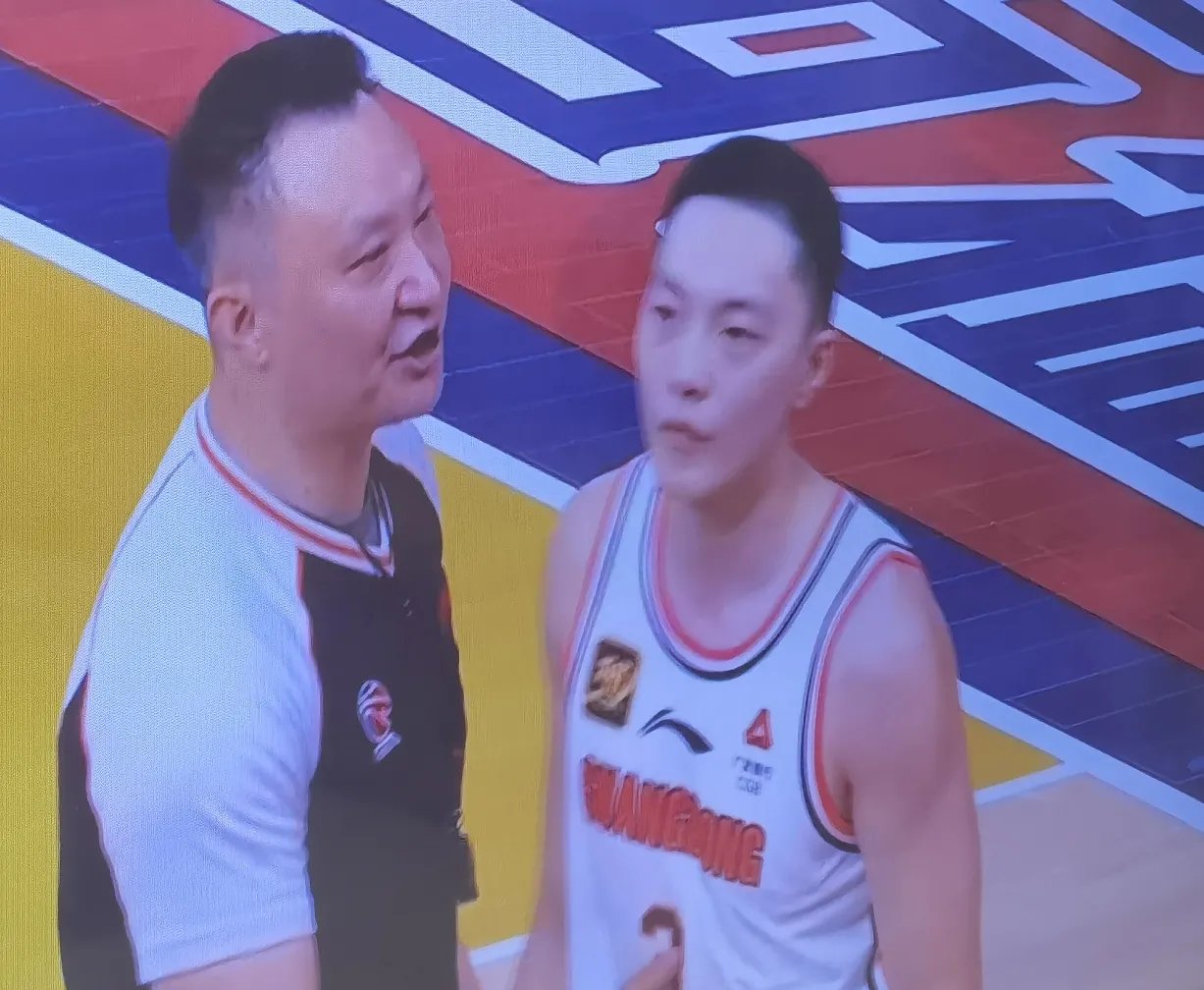 广东宏远主场负山东获四连败，郭士强赛后调侃：下一站带球打篮板的简单介绍