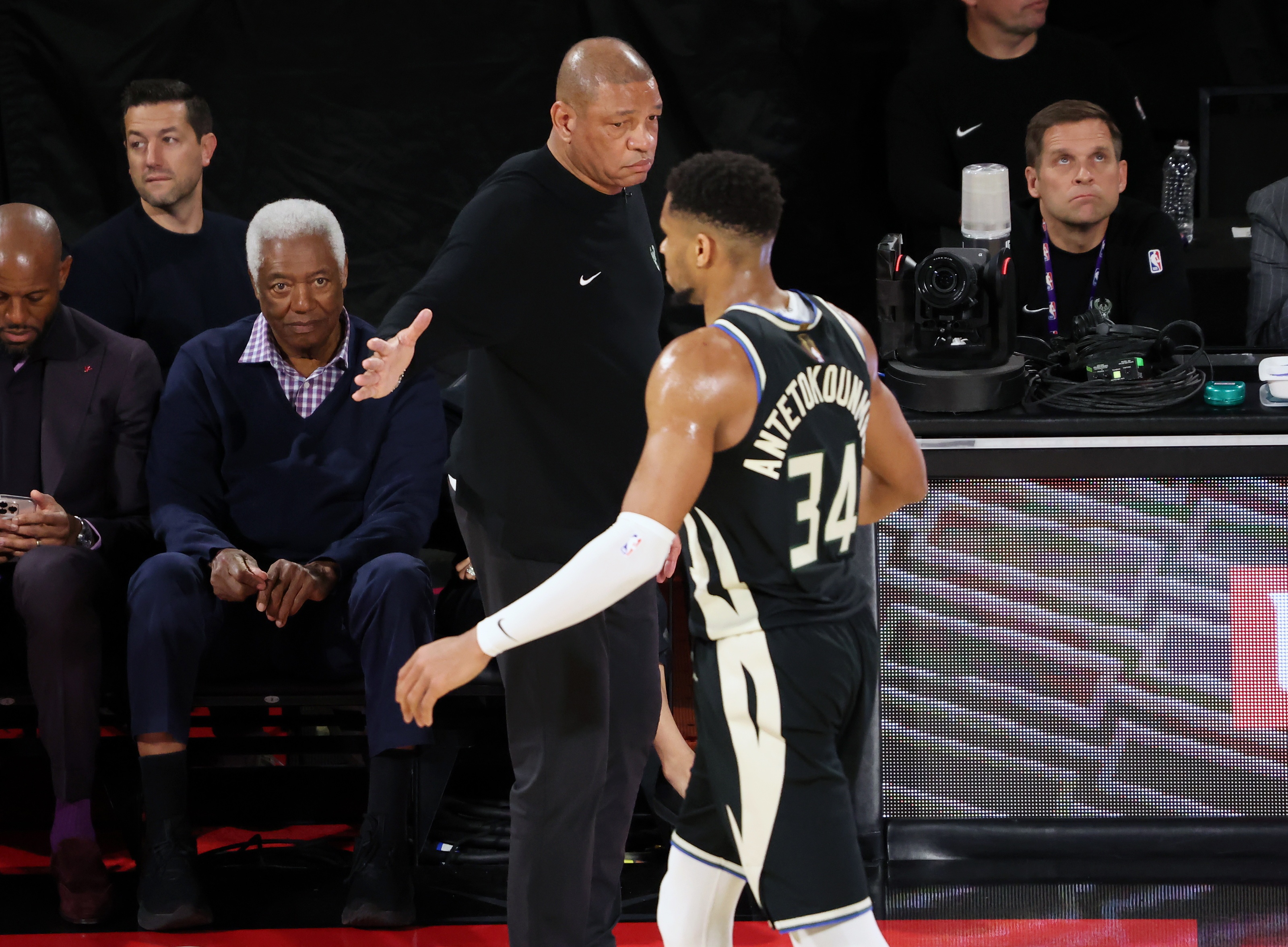 关于雄鹿力克76人，字母哥全面发挥带队取胜的信息