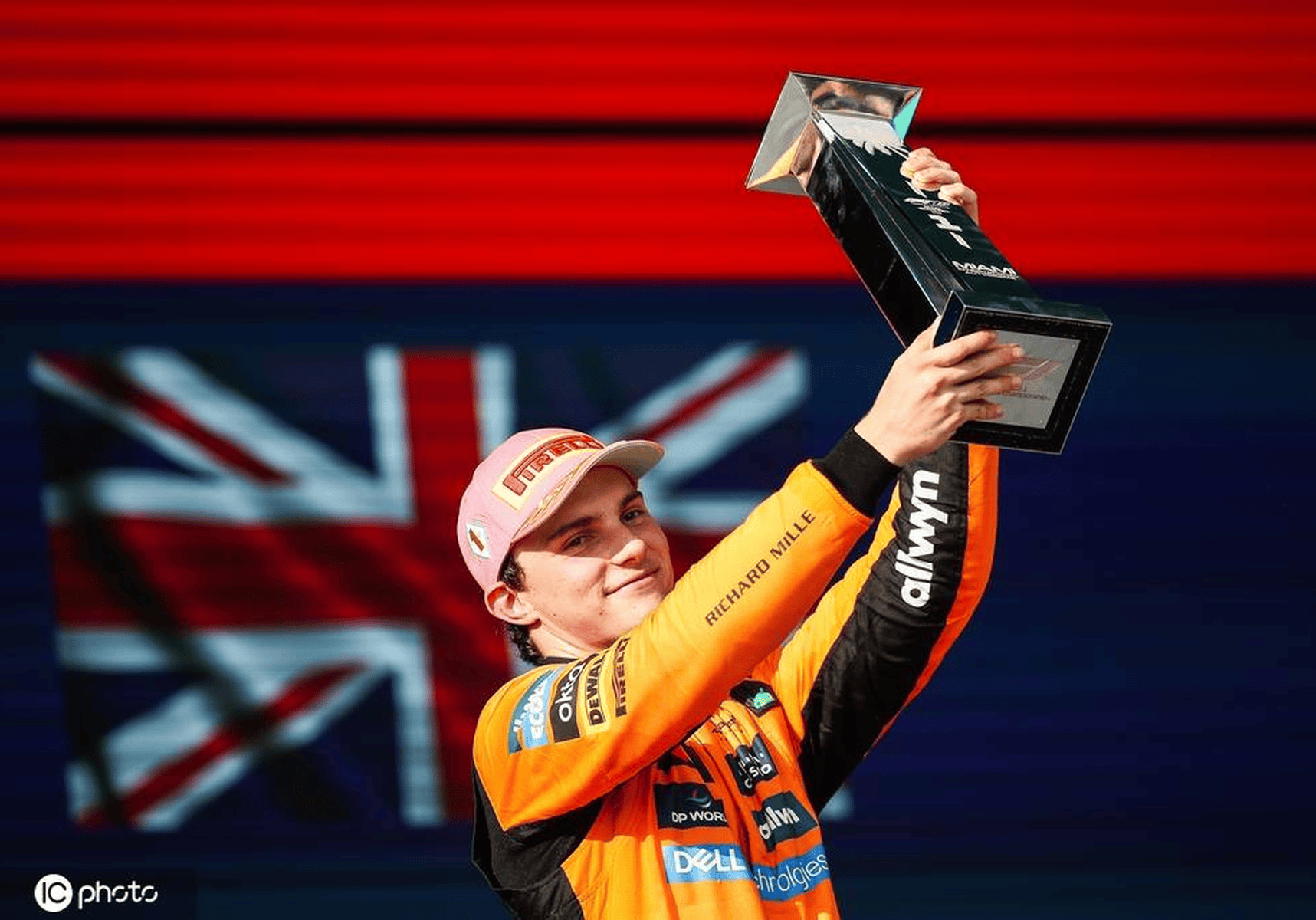 阿斯顿马丁力克迈凯伦，皮亚斯特里点燃赛场