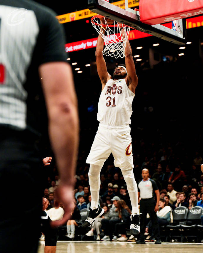 开云体育在线-马刺横扫篮网，米切尔状态火热