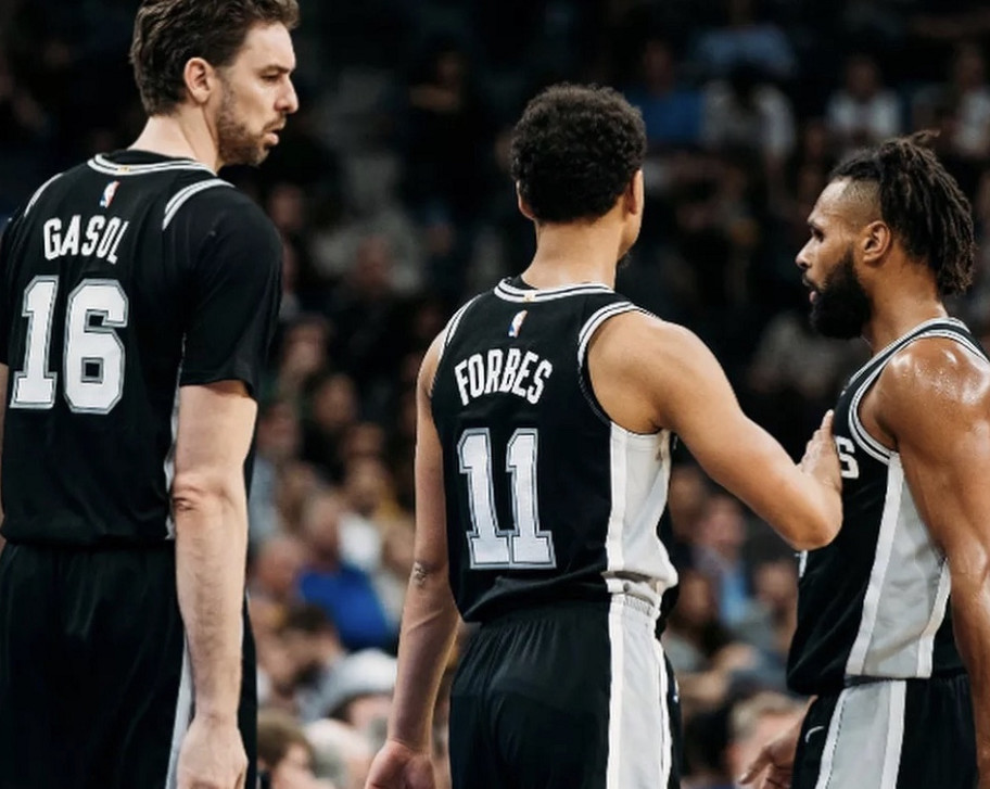 老鹰强势拿下马刺，布克成为关键先生